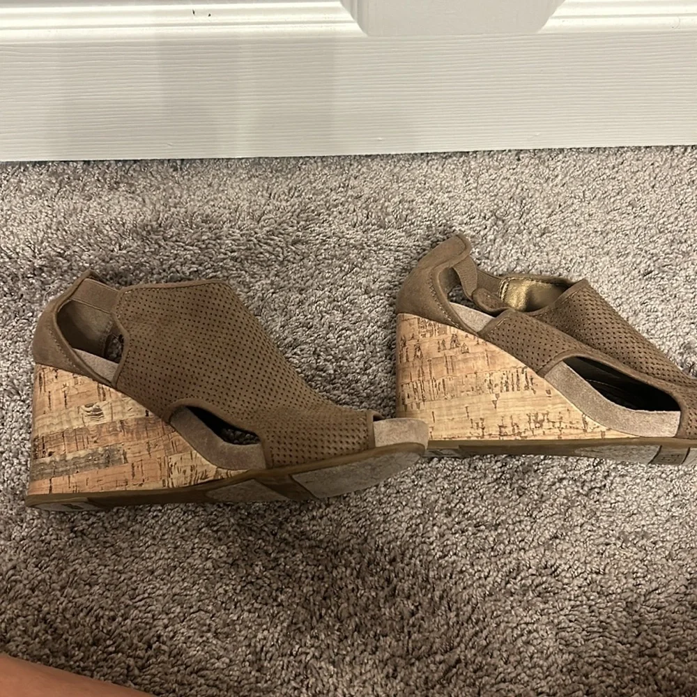 Life Stride brown wedges